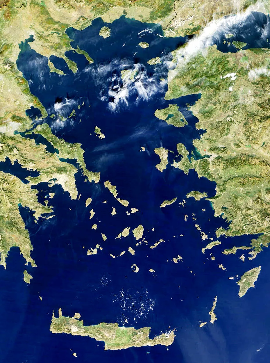 Satellitbild där det djupblå Egeiska havet fylls av hundratals öar mellan det grekiska fastlandet i väster och den turkiska kusten i öster, med Kreta längst ner.