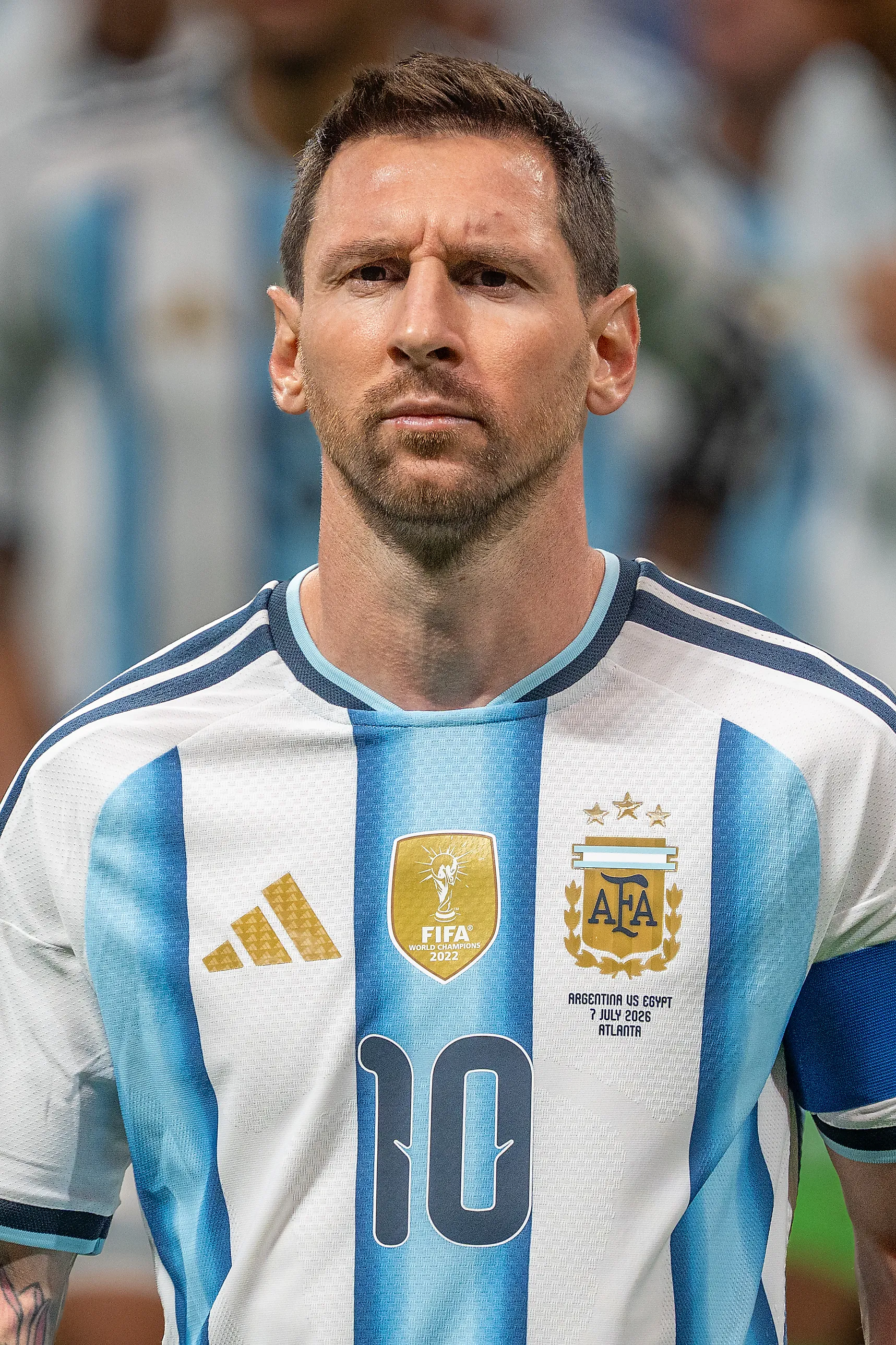 Lionel Messi med allvarlig blick, klädd i Argentinas blårandiga tröja med nummer 10.