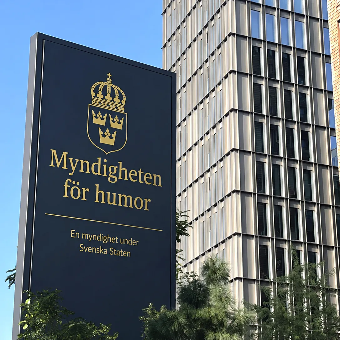 Skylt utanför ett höghus med texten Myndigheten för humor