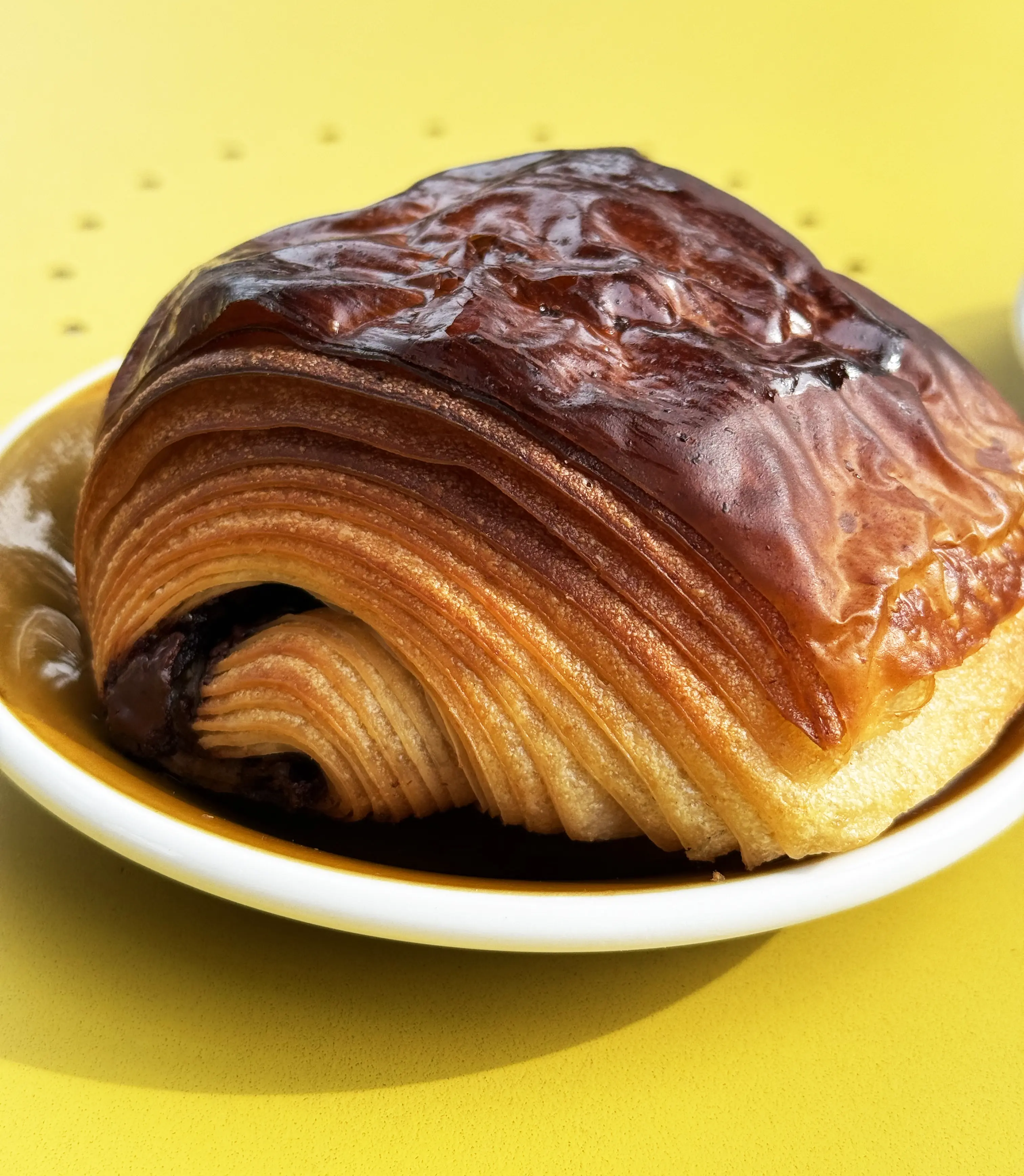 En pain au chocolat på gult bord