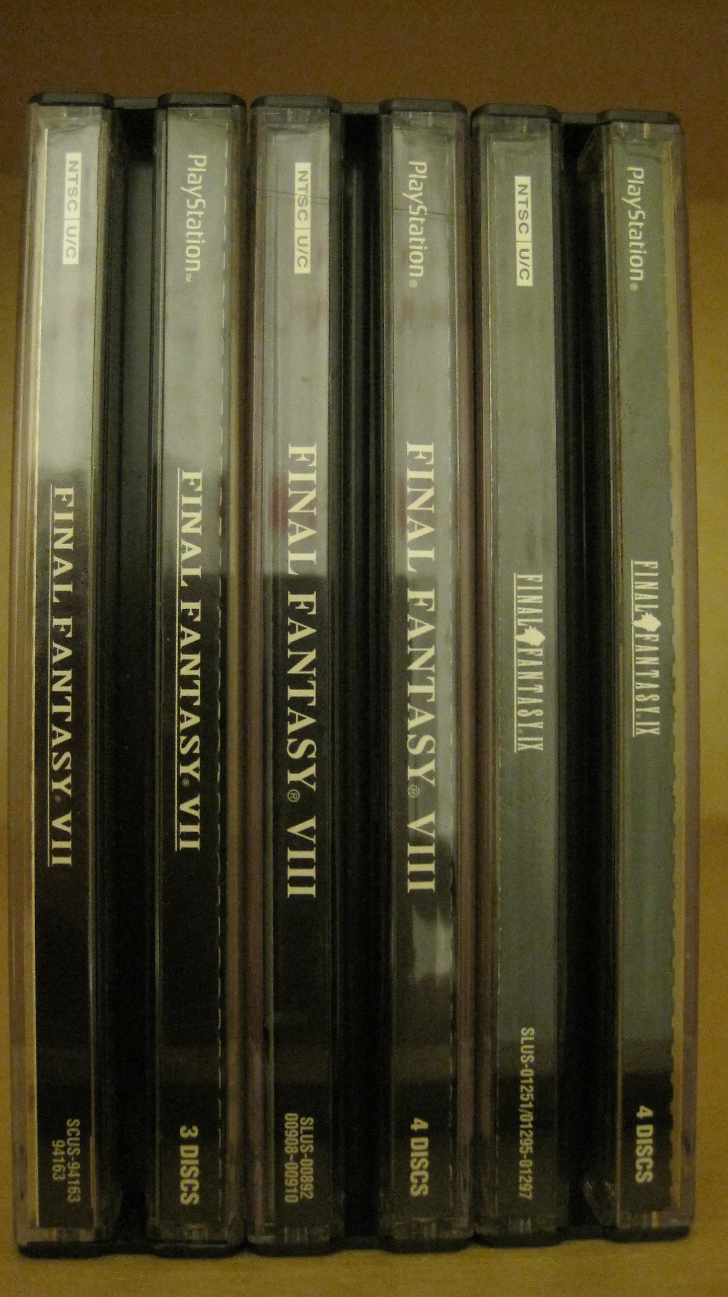 Sex smala plastfodral till Playstation-spelen Final Fantasy VII, VIII och IX står uppradade med ryggarna mot kameran.