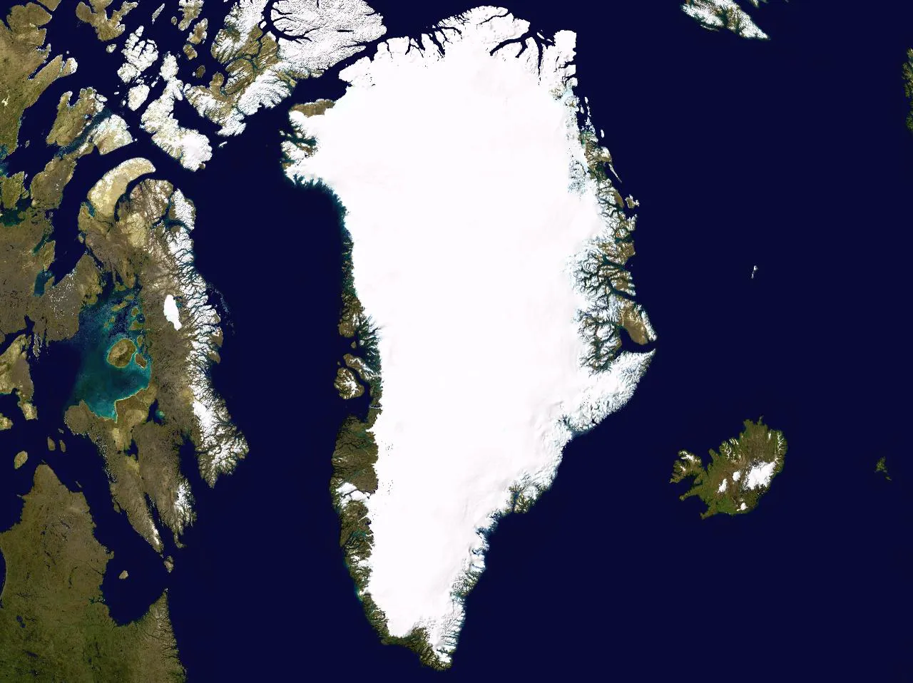 Satellitbild av det istäckta Grönland omgivet av mörkblå hav, med Island i öster och kanadensiska öar i väster.