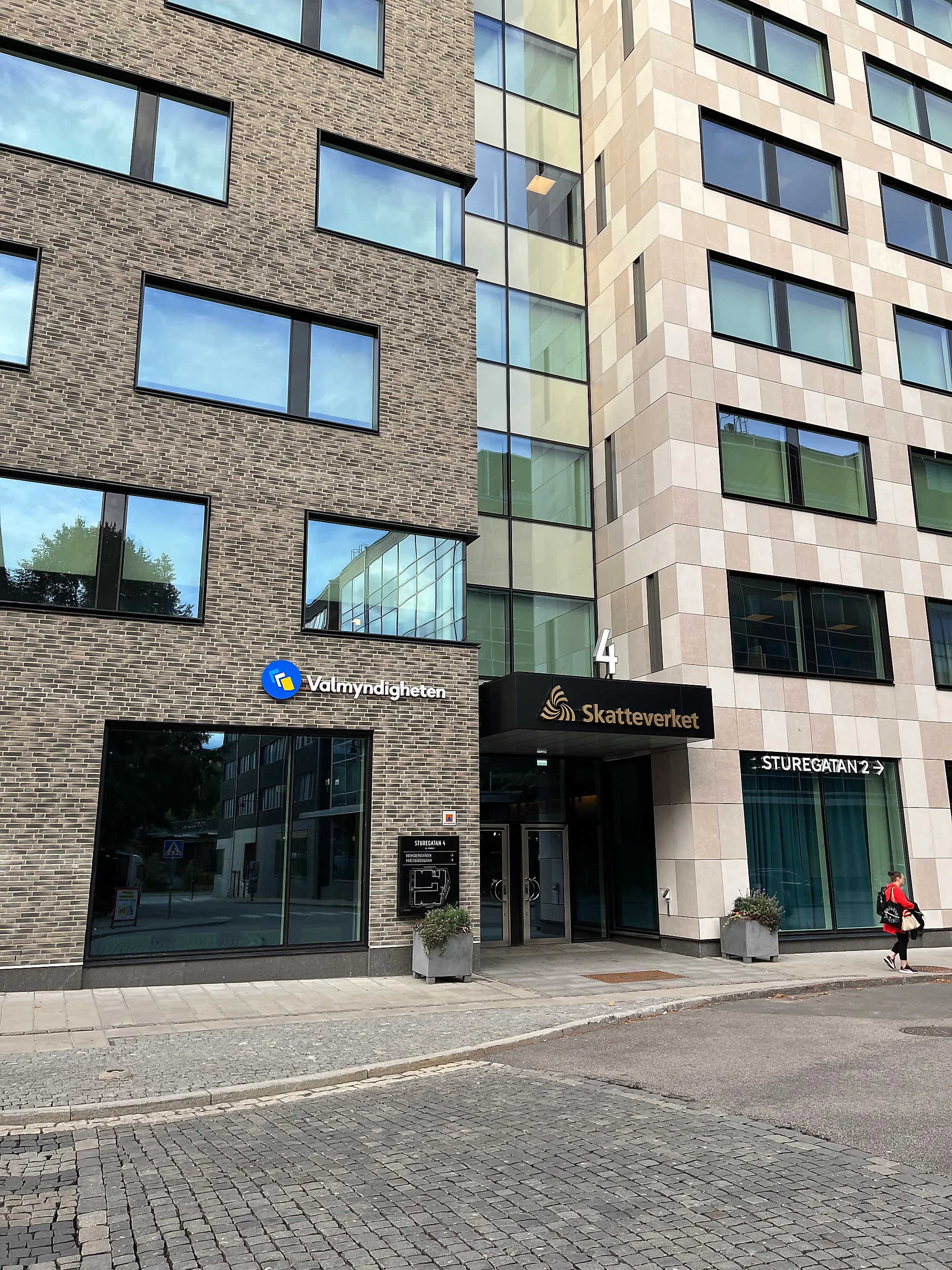 Entré med skylten Valmyndigheten på en tegelbyggnad, intill Skatteverkets entré på Sturegatan 4.